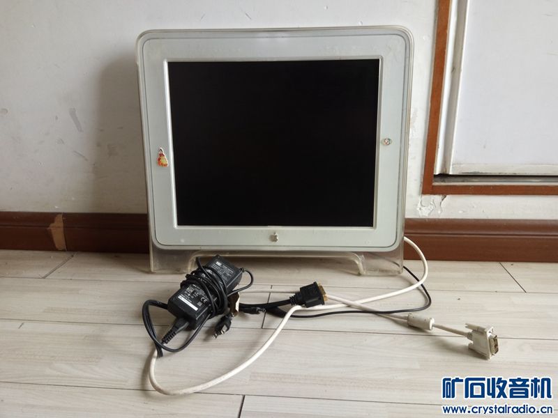 出苹果M7649液晶显示器,显色好作图首选。