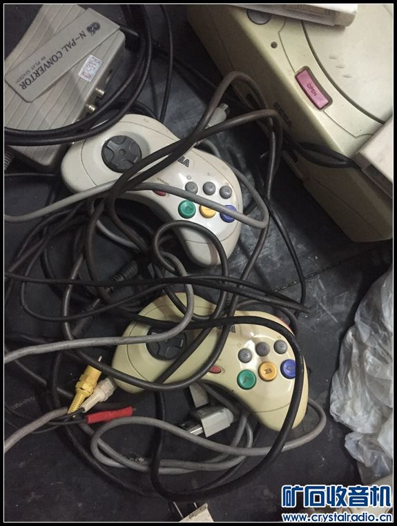 日本原装游戏机 加几十张碟和游戏卡 - 〓器材