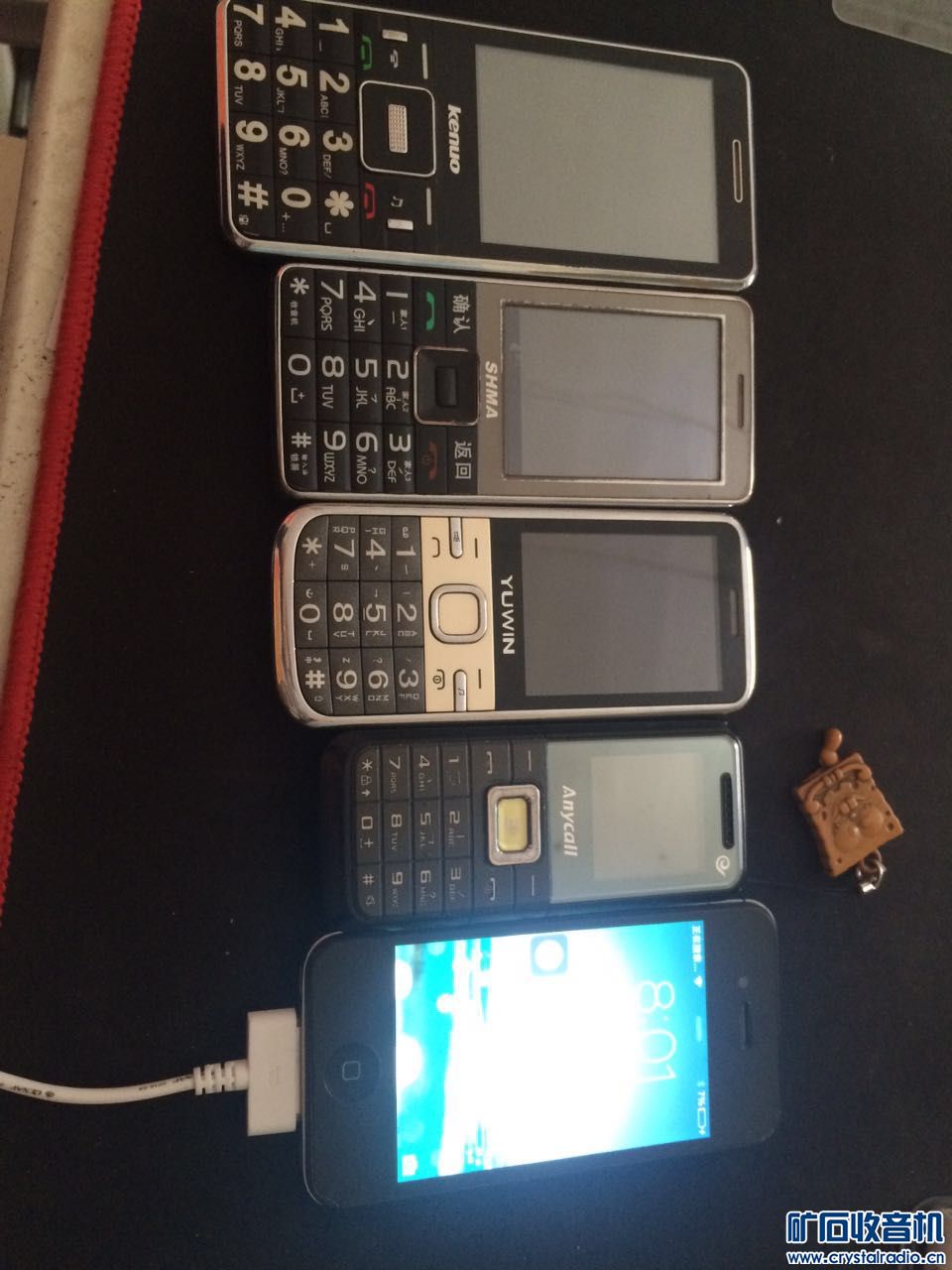 一堆旧手机,三星苹果都有