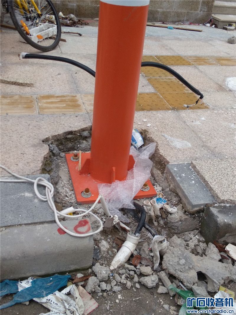 大家请看,这个路灯电线,是就要被偷了,还是已经