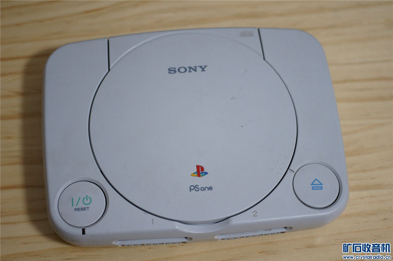 黑色索尼psp2000。索尼ps-one游戏机。索尼