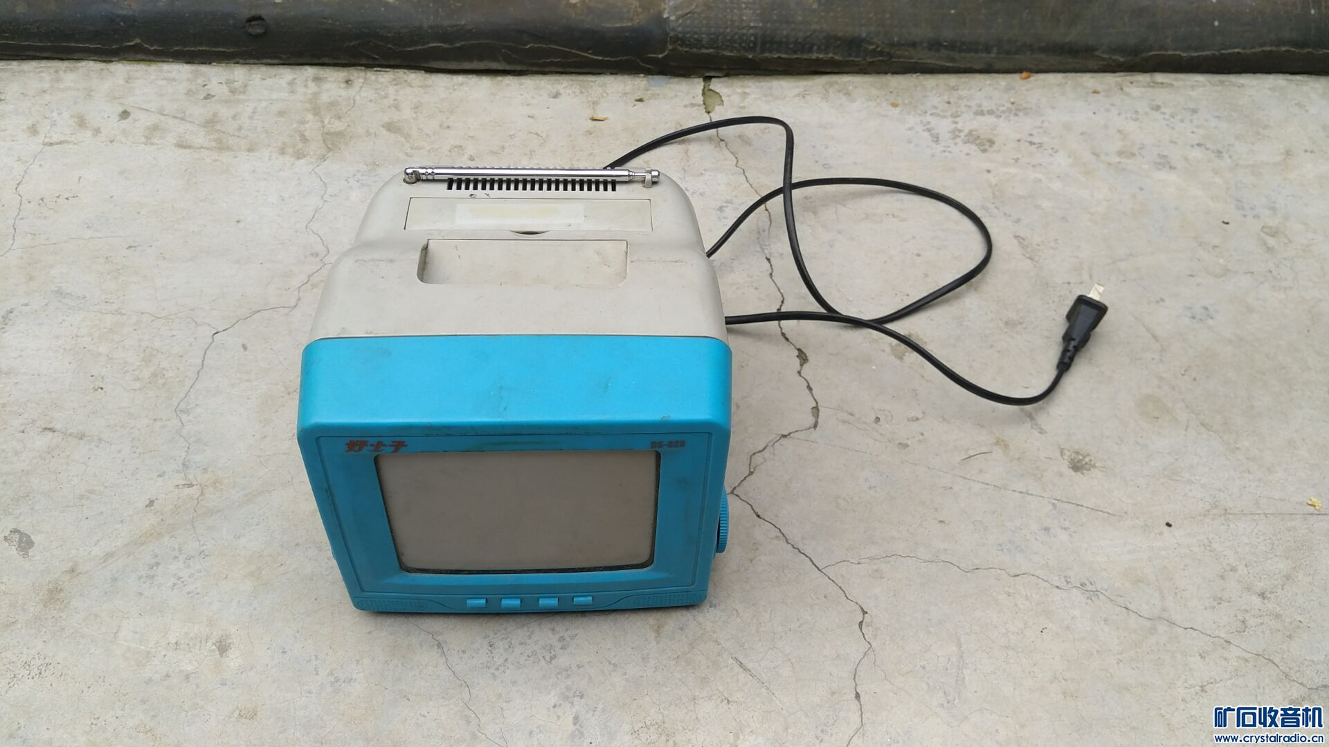 法派功放,频率计,5.5寸黑白电视机,新科VCD配