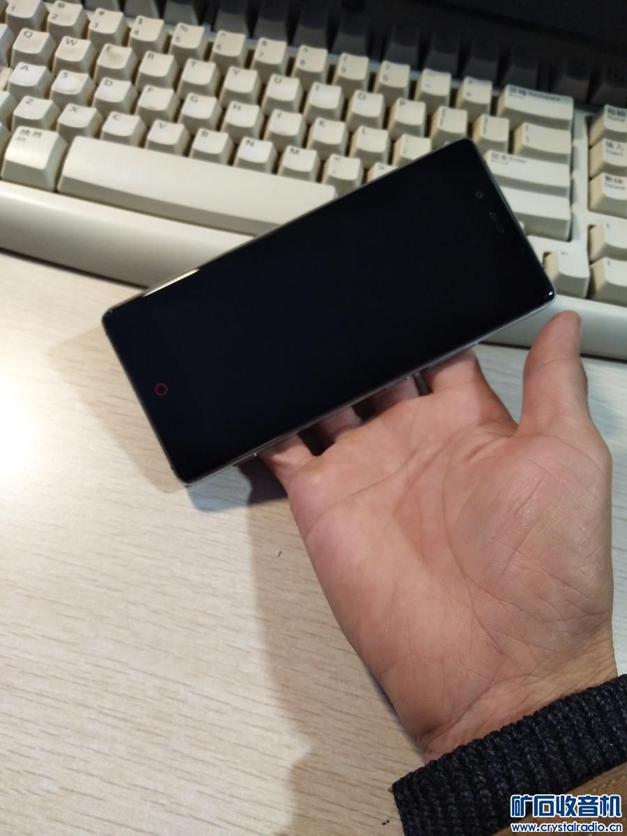 收到 努比亚Z9无边框号称可以拍星星的手机 卡