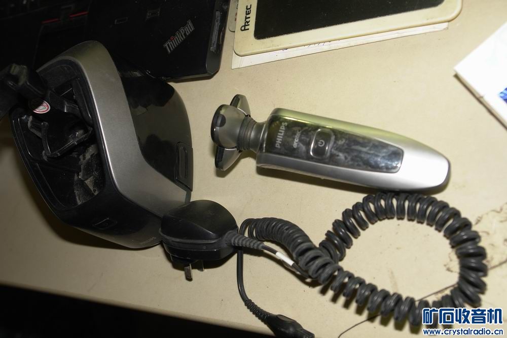 飞利浦1060带清洗底座的剃须刀 180 摩托罗拉