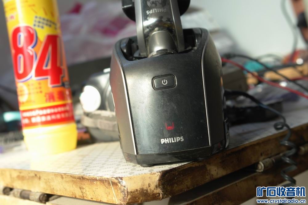 飞利浦1060带清洗底座的剃须刀 180 摩托罗拉