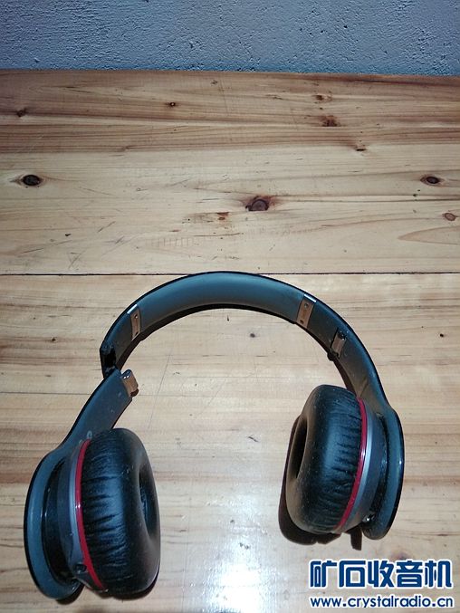 坏的 Beats Solo2 魔音 蓝牙耳机