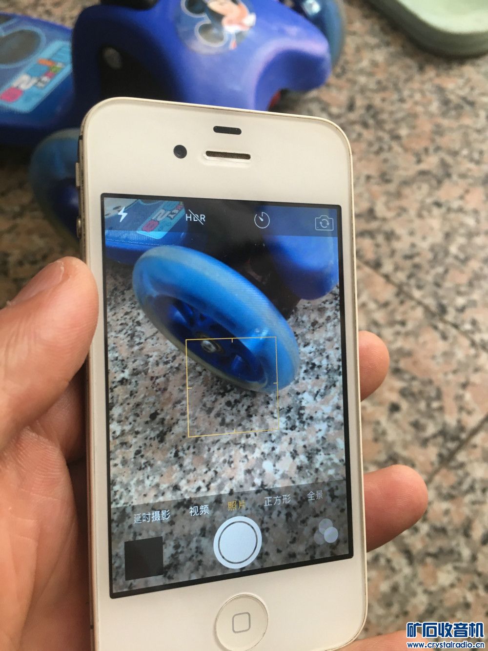 两个苹果4S手机和一个中兴手机