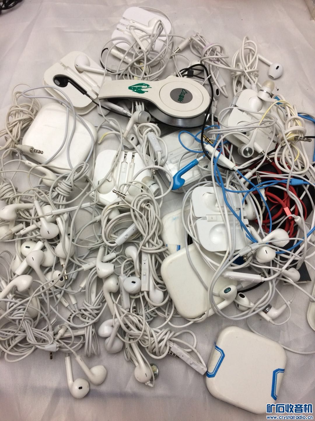 大量耳机,充电头,苹果安卓充电线,type-c充电线