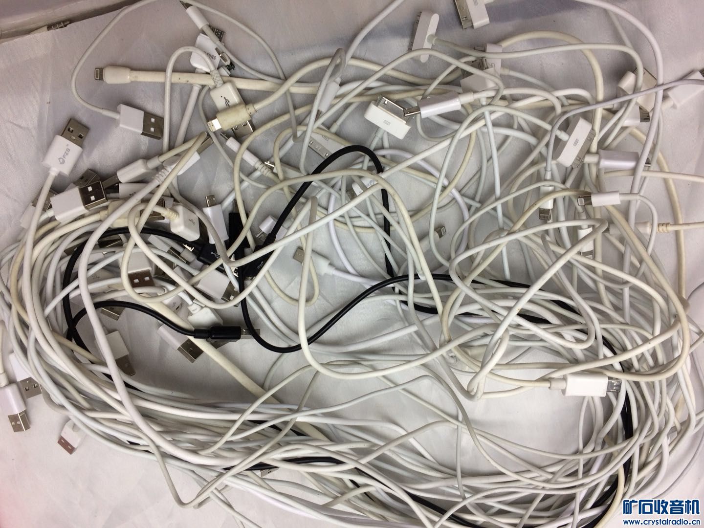 大量耳机,充电头,苹果安卓充电线,type-c充电线