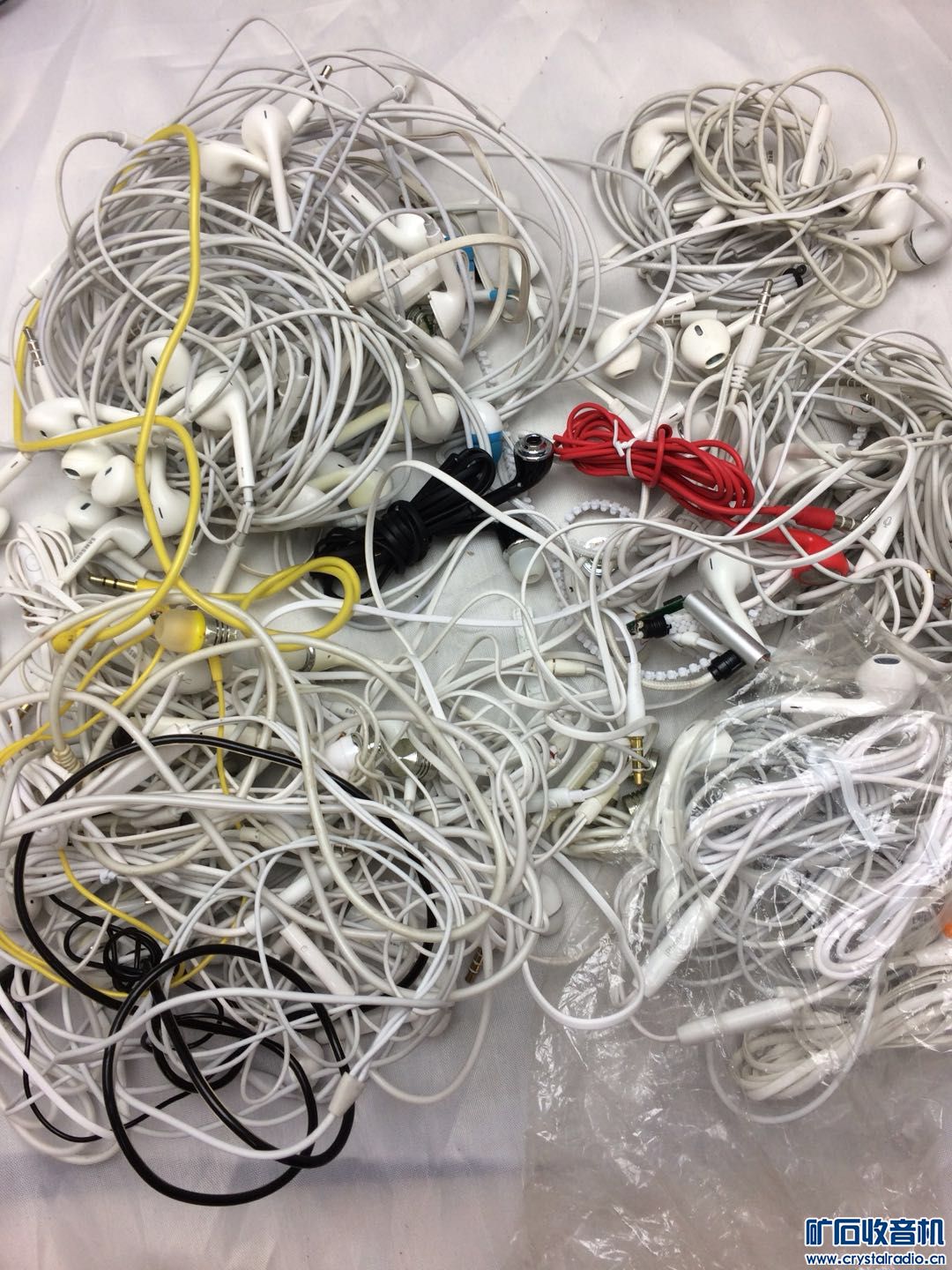 大量耳机,充电头,苹果安卓充电线,type-c充电线