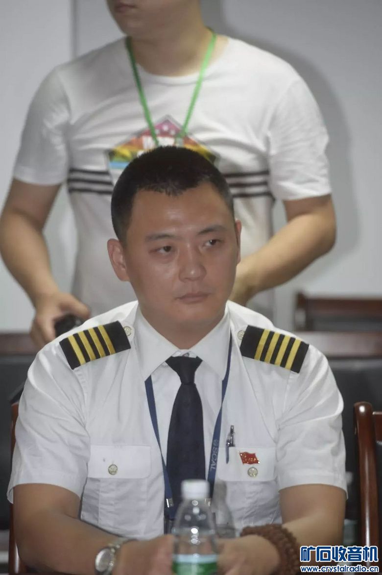 川航3U8633航班的机长和乘务长光辉形象