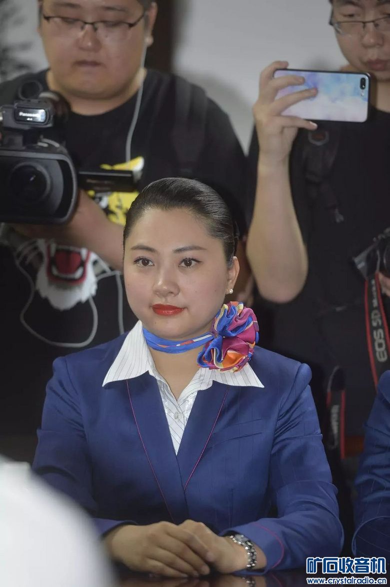 川航3U8633航班的机长和乘务长光辉形象