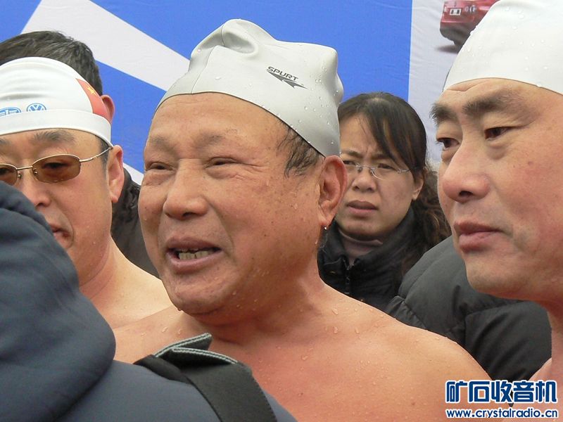 刘世龙参加冬泳