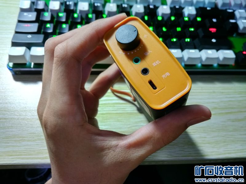 出两个闲置:夏普503SH手机和小音箱