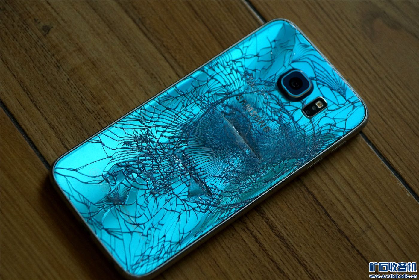 苹果5S开机白苹果=160元。 三星S6被暴力=9