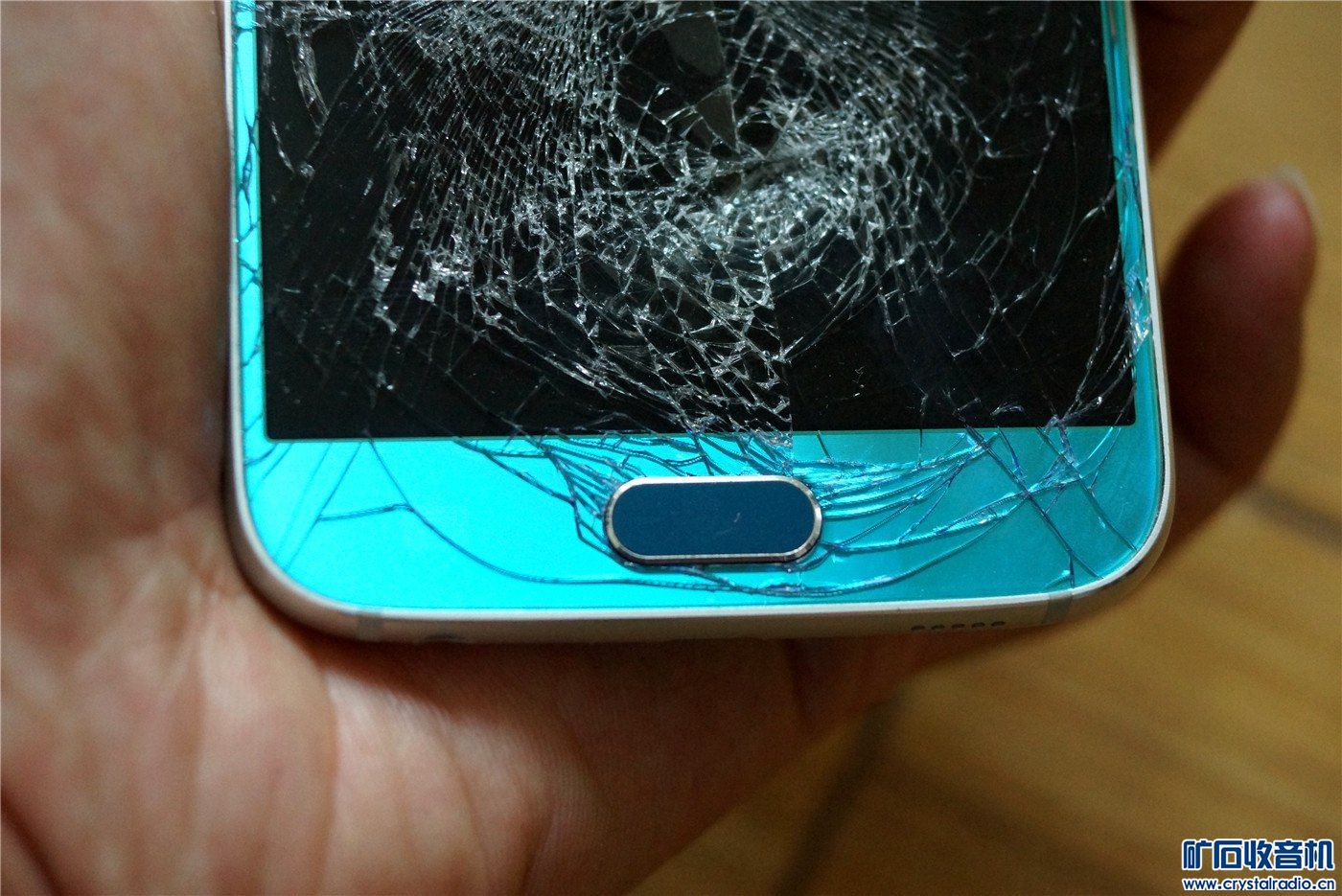 苹果5S开机白苹果=160元。 三星S6被暴力=9