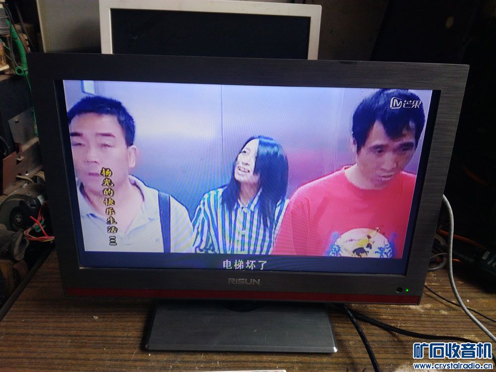 出台19寸理想液晶电视,老收录机,42寸海尔液晶