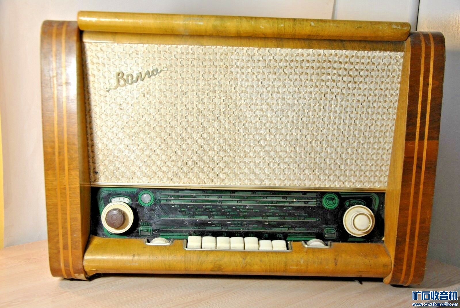 Vintage-Soviet-radio-with-a-vinyl-record-player.jpg