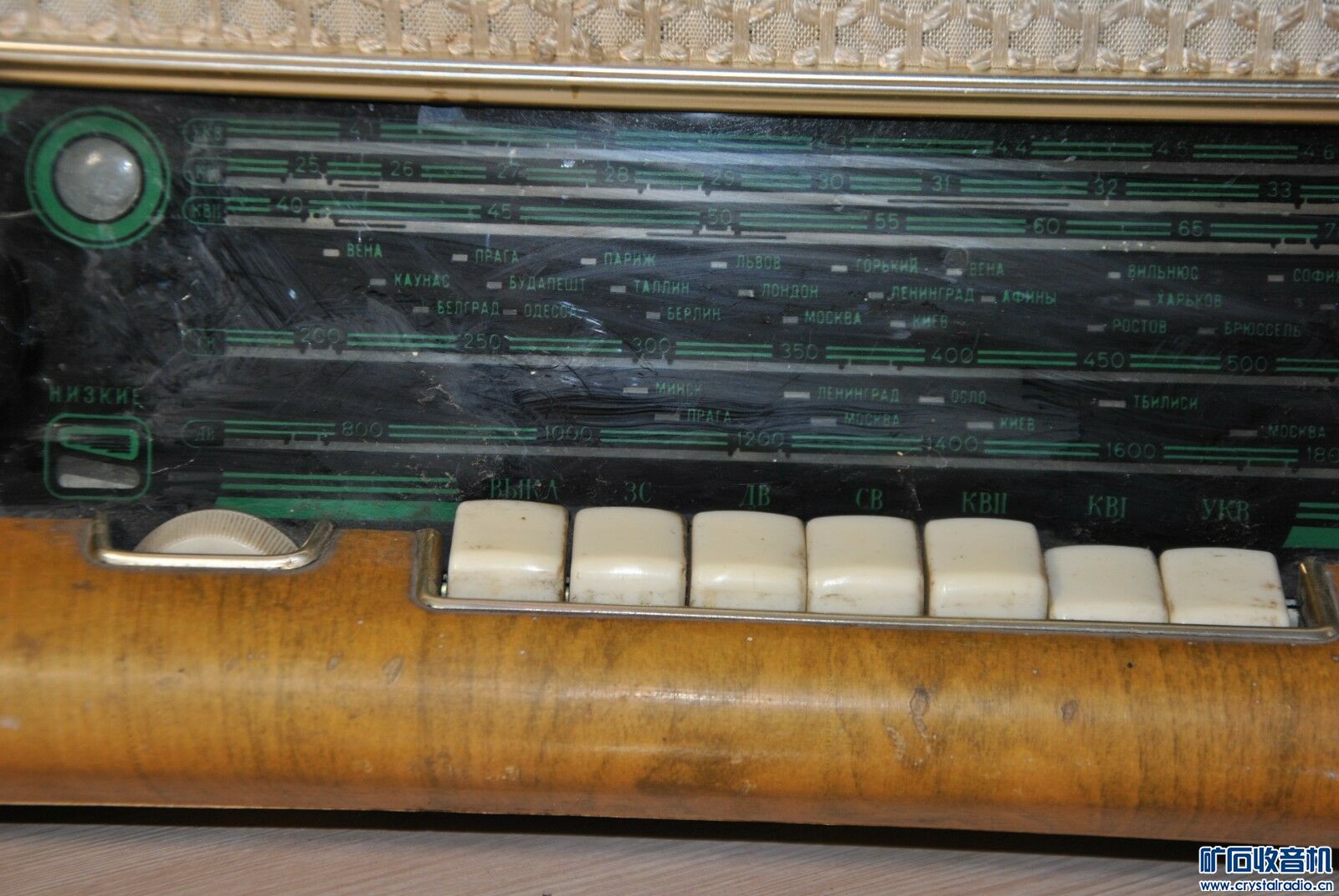 Vintage-Soviet-radio-with-a-vinyl-record-player-_57 (5).jpg